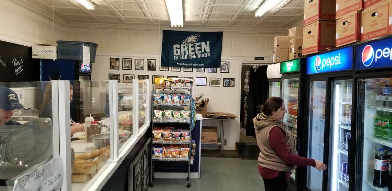 What to expect inside: vibe and service