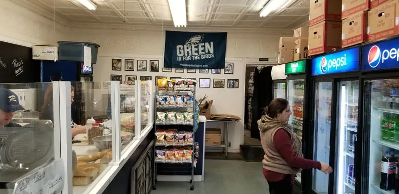 What to expect inside: vibe and service