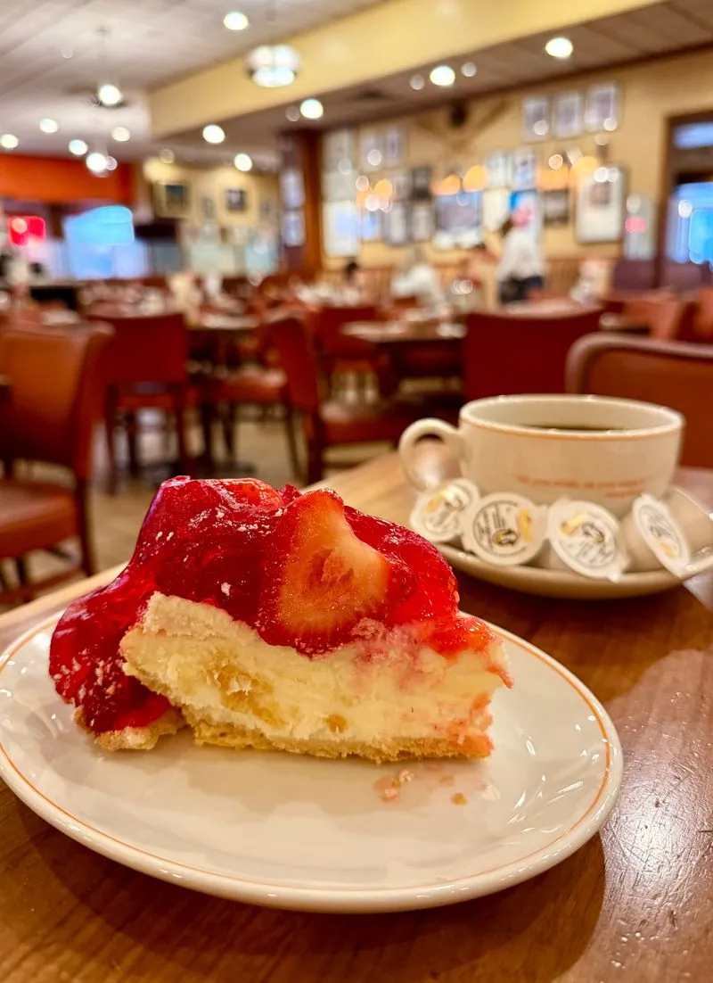 Junior&rsquo;s Restaurant & Bakery (Original Brooklyn)