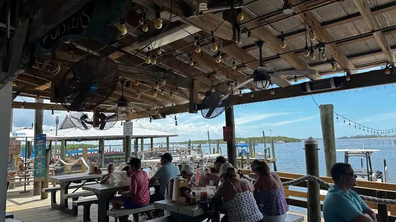 Atmosphere and seating on the dock