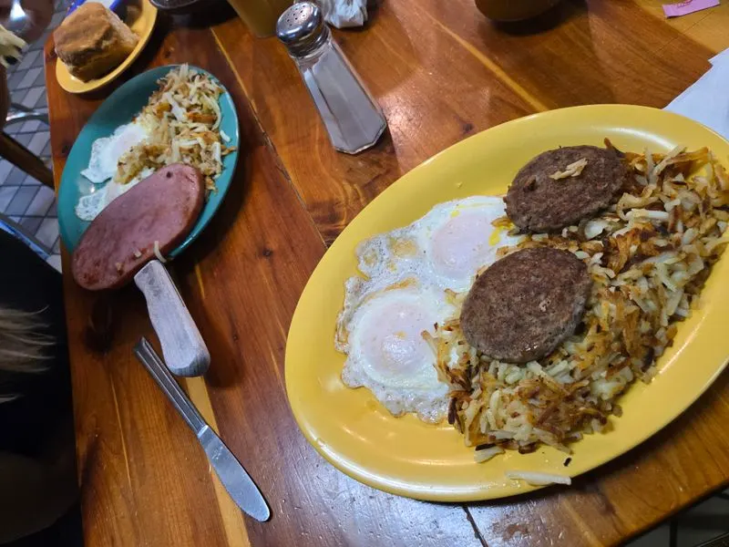 Breakfast at Neal&rsquo;s: biscuits, bacon, and early morning comfort