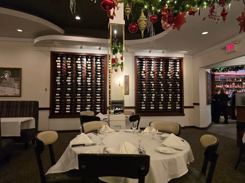 Atmosphere and dining rooms