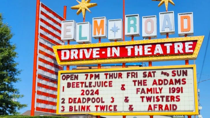 A drive-in movie theater in Ohio still does it the old-fashioned way and families can&rsquo;t get enough