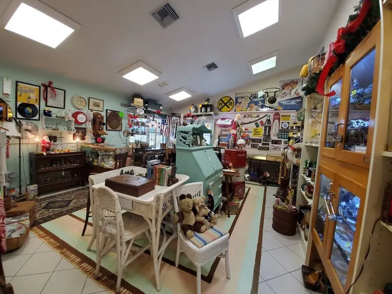 Emiline's Antiques & Collectibles Mall &mdash; Palmetto, FL