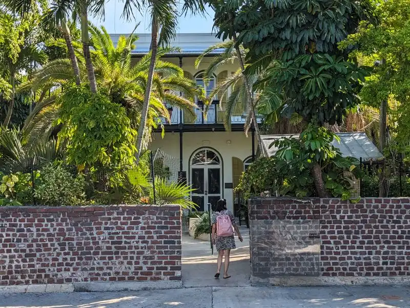 Guided Tour Or Self-Guided: How To See More Than Rooms