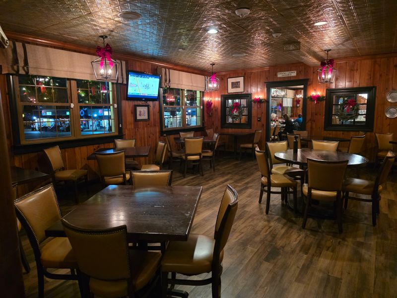 Cozy Colonial Atmosphere And Service