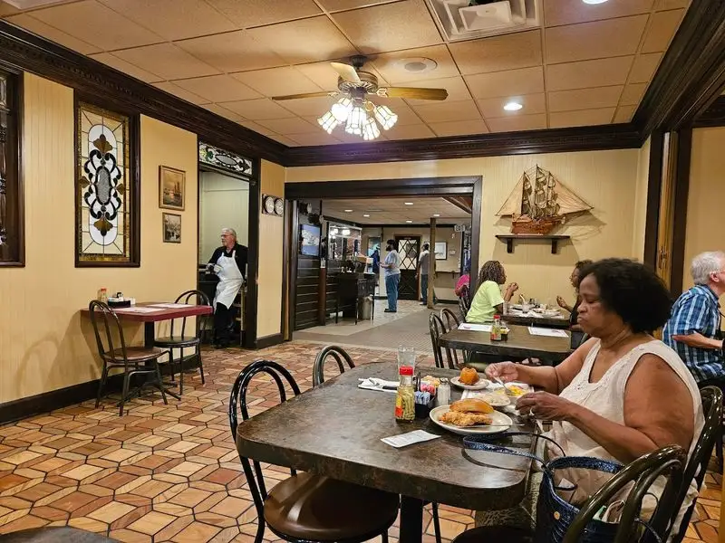 The Cafeteria-Style Experience and Atmosphere