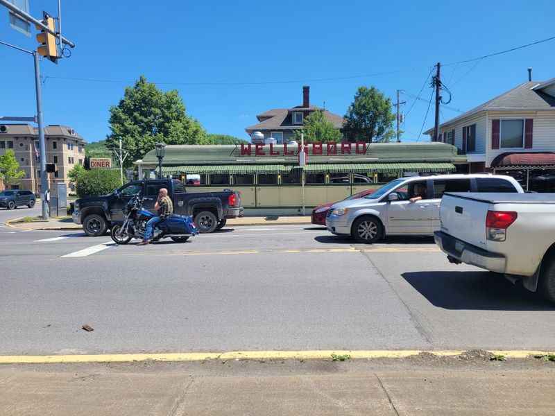 Parking, nearby strolls, and Main Street flow
