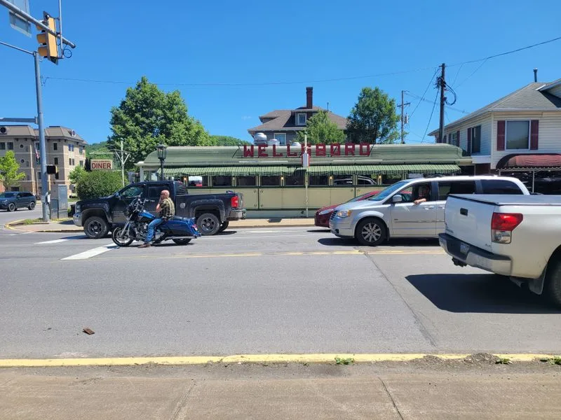 Parking, nearby strolls, and Main Street flow