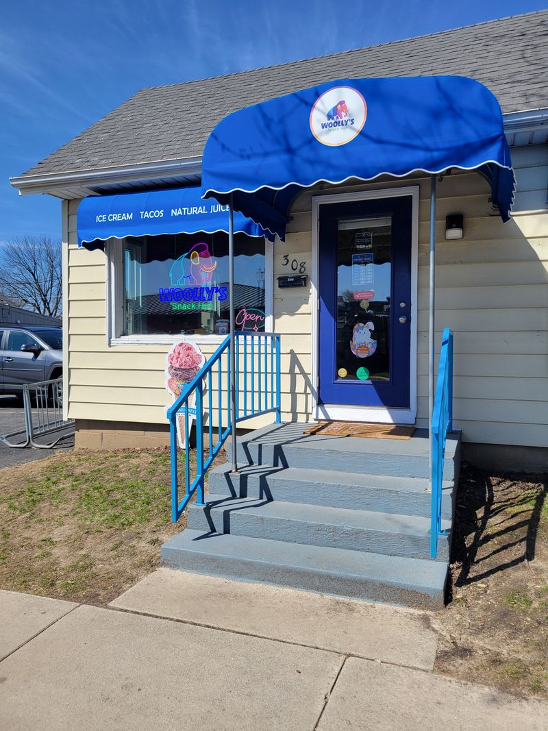 Woolly&rsquo;s Snack Hut - DeForest