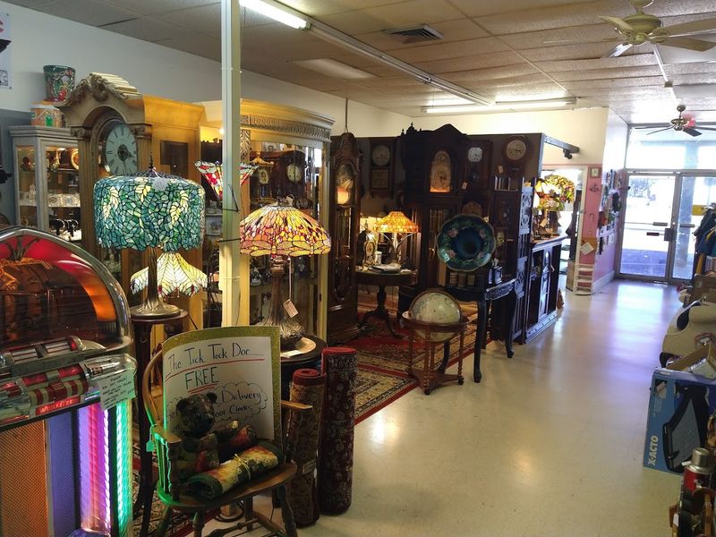 Lyon's Head Antique Mall &mdash; Port Richey, FL