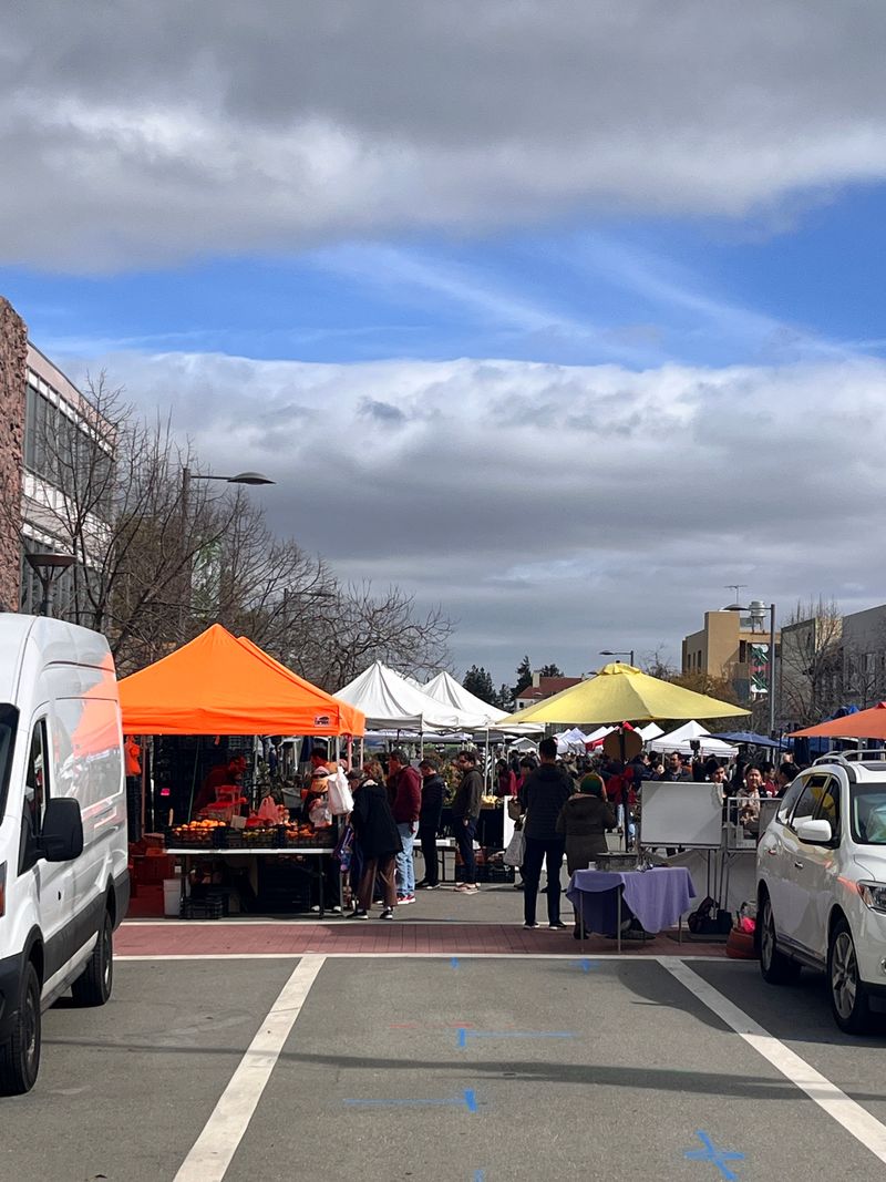 Street Musicians and Community Vibes