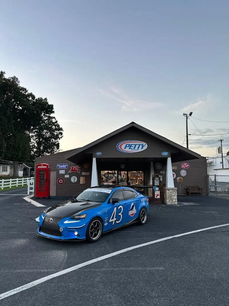 Planning Your Visit: Hours, Tips, and Meeting the King