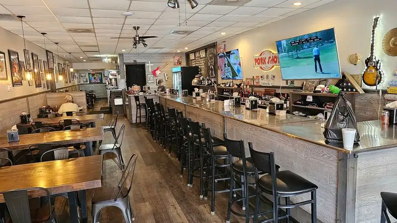 Local Eats, Markets, and Community Flavor