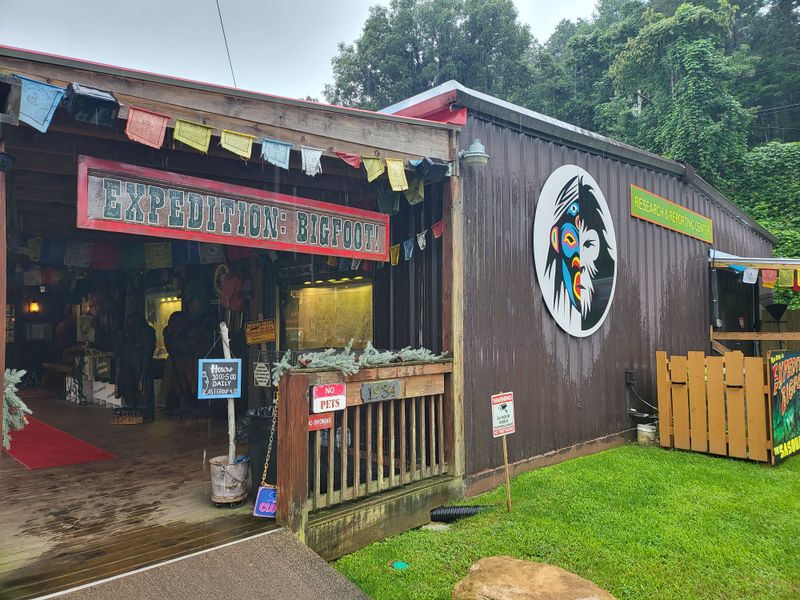 Practical details: hours, admission, and location