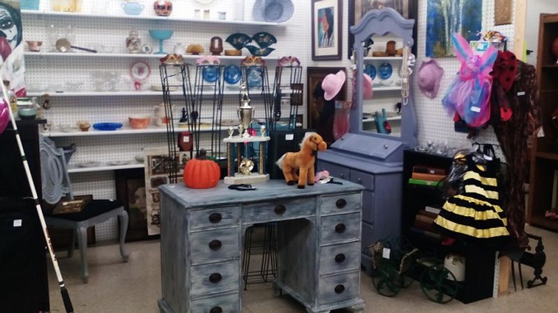 Vintage Furniture and Home Decor Worth the Drive