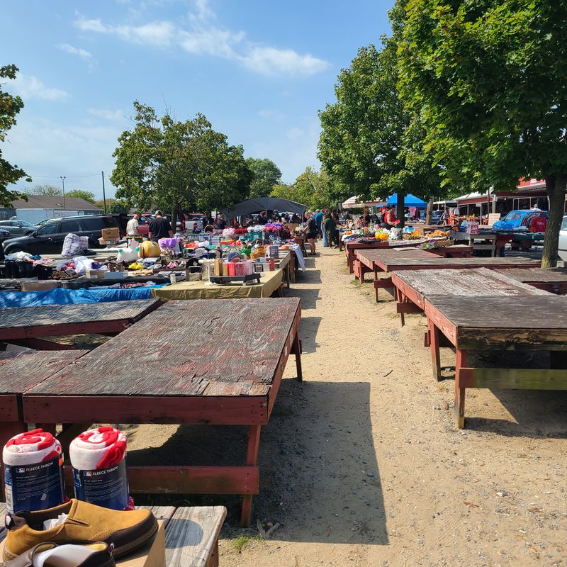 Outdoor Rows: Open Air Browsing And Yard Sale Energy