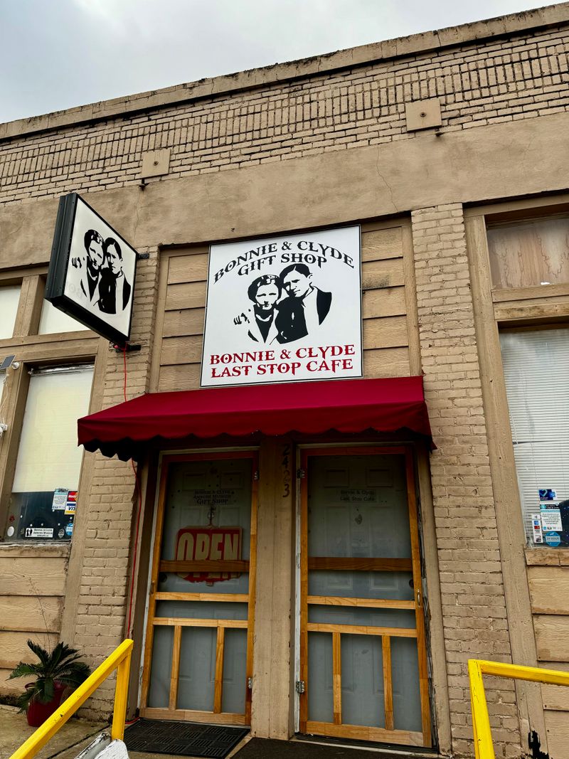 Food, Souvenirs, and Practical Tips for a Smooth Stop