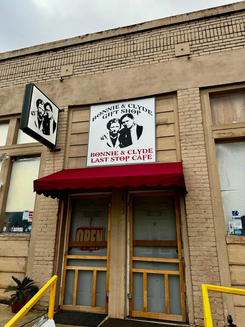 Food, Souvenirs, and Practical Tips for a Smooth Stop