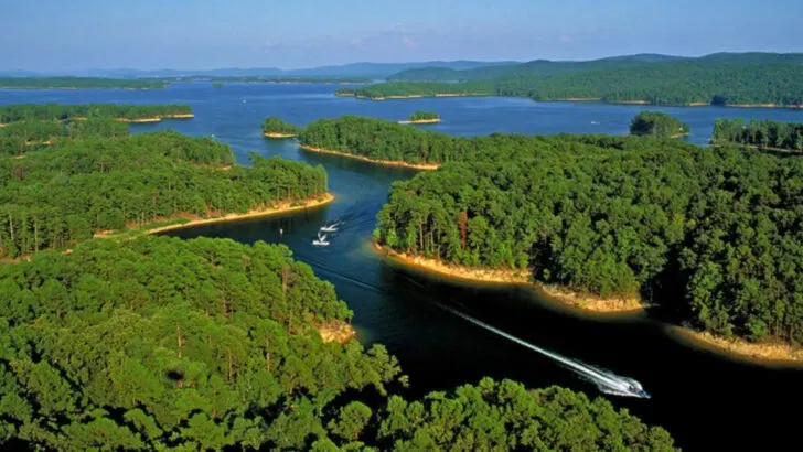 Locals in Arkansas Have Been Hiding This Mountain Lake That Feels Like Lake Tahoe