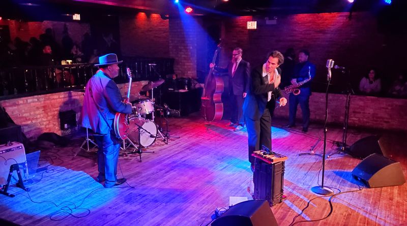 The stage: jazz, swing, and burlesque flair