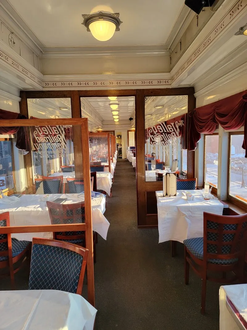Dining On Rails: Brunch and Dinner Train Highlights