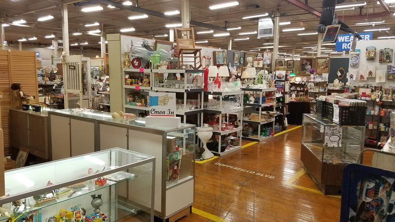 Hundreds of Independent Vendors Under One Roof