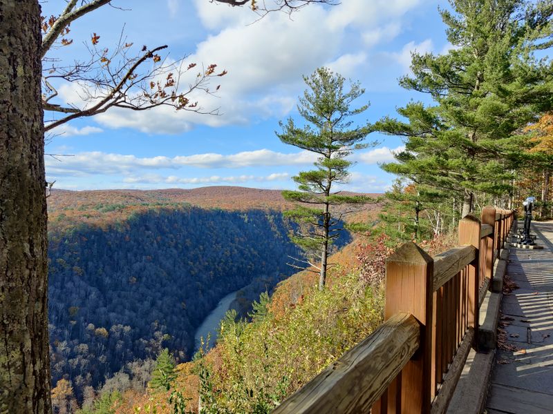 Seasonal swings, festivals, and when the town fills up