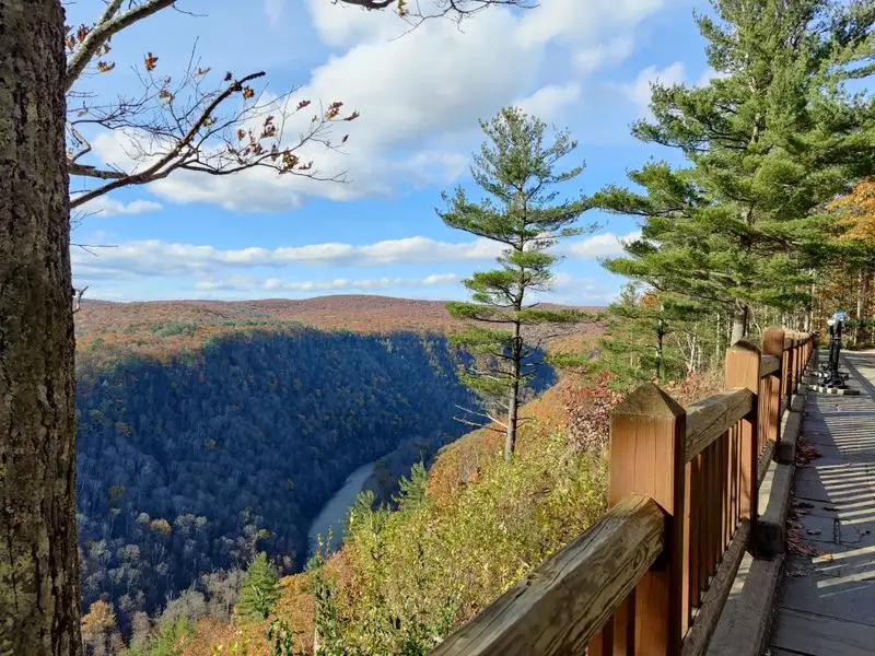 Seasonal swings, festivals, and when the town fills up