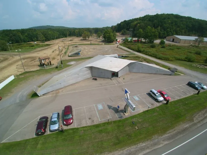 Practical details: hours, service, and planning your visit