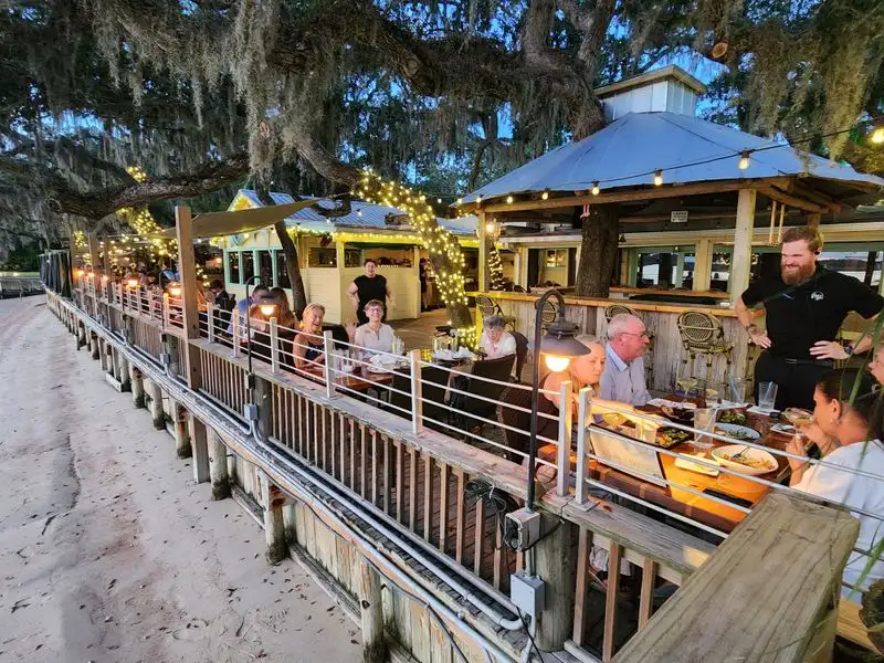 Cap&rsquo;s On The Water