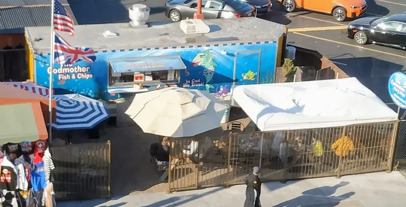 Cashless tips, seating hacks, and neighborhood basics