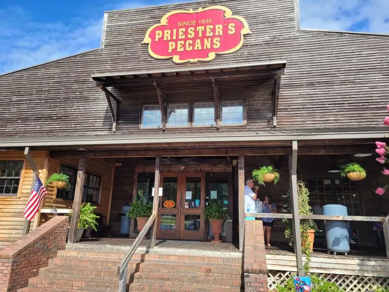 Planning your stop: hours, peak times, and quick tips