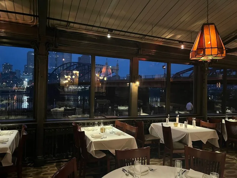 Riverside Views That Elevate Every Meal