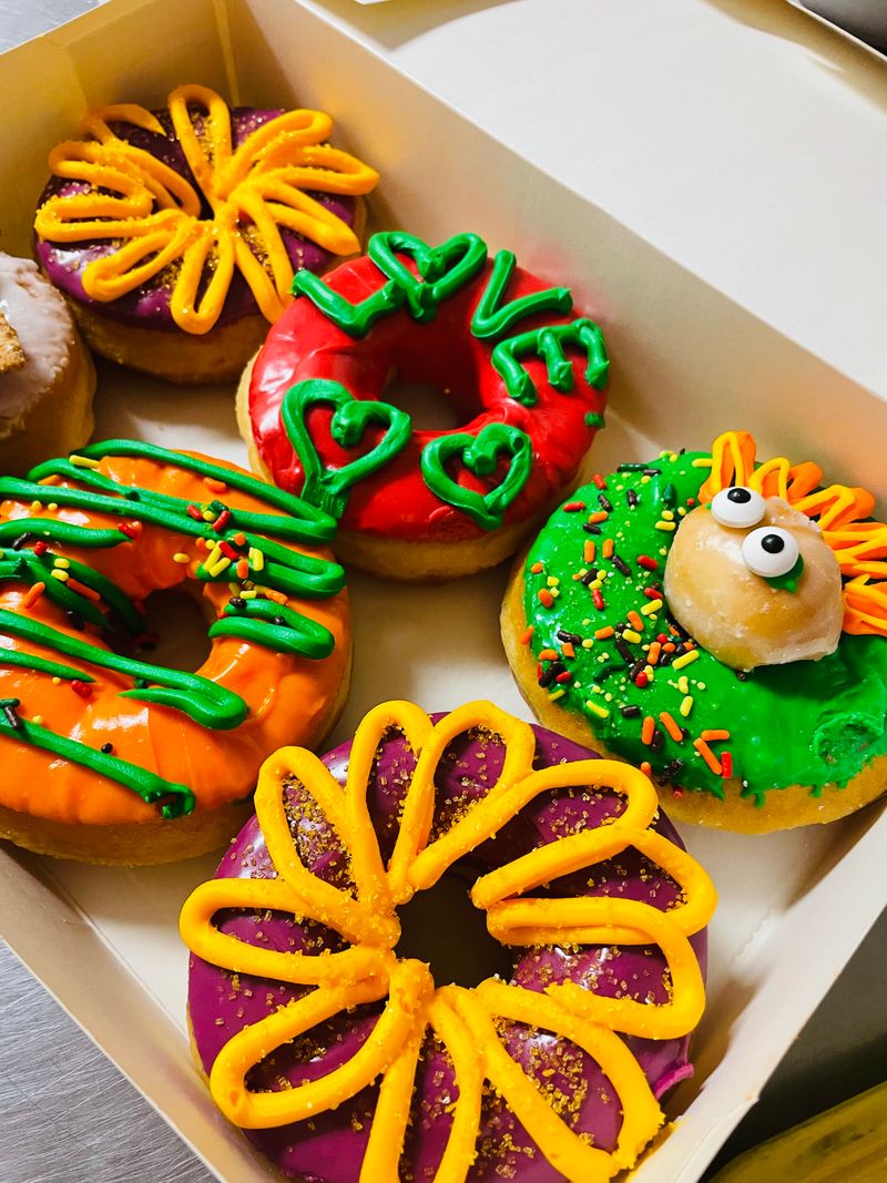 Robin&rsquo;s Snowflake Donuts & Cafe (Spring)