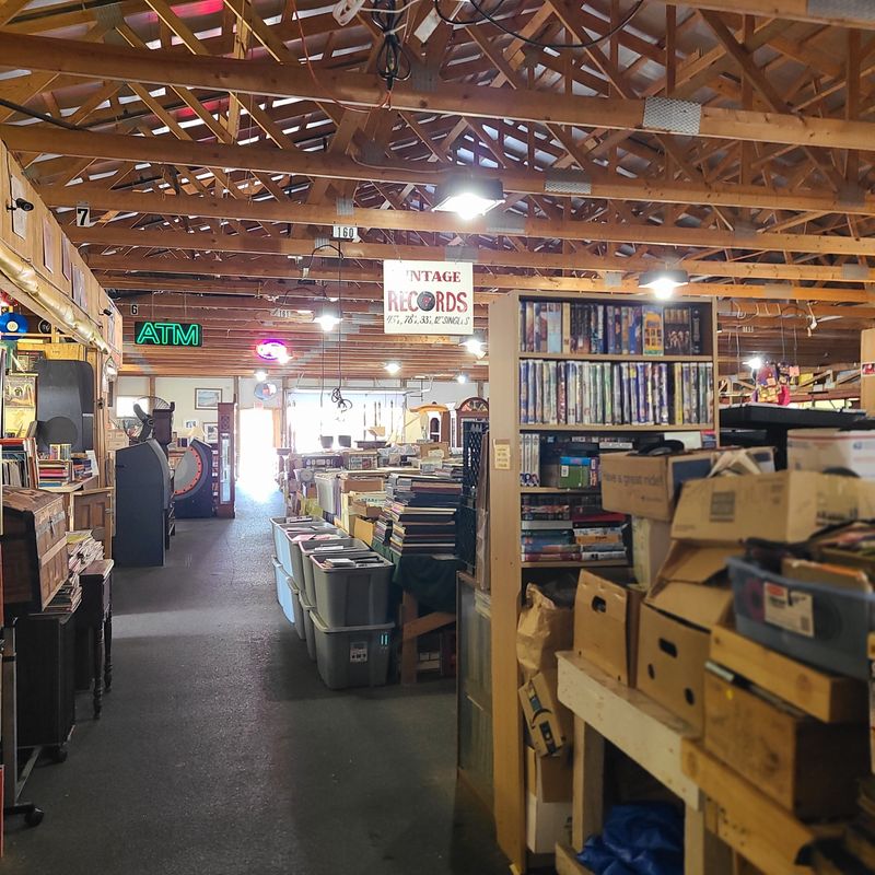 Indoor Market Vibe: Aisles, Counters, And Sensory Cues