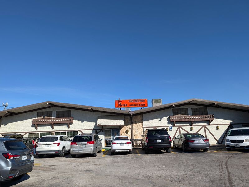 Practical Details: Hours, Location, Parking, and Contact