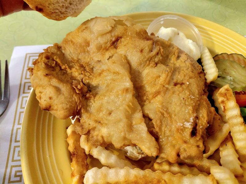 The Famous Fried Chicken That Keeps People Coming Back