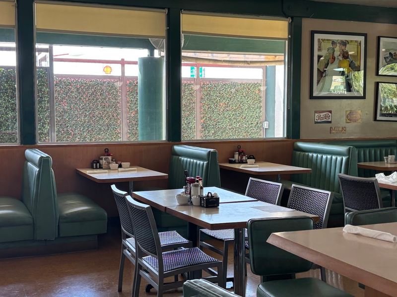 A Retro Atmosphere That Feels Timeless and Inviting