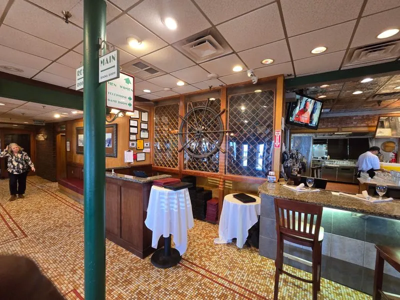 D&eacute;cor memorabilia and maritime atmosphere