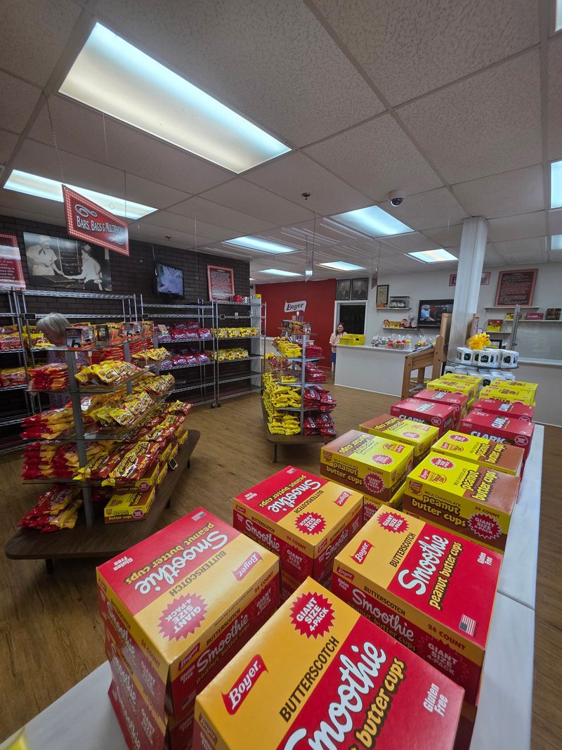 Insider timing: hours, restocks, and crowd flow