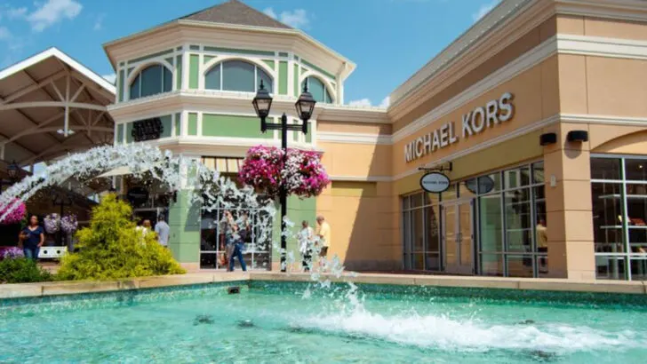 This Outlet Mall Just Outside Louisville Covers More Than 400,000 Square Feet and Most People in Kentucky Don&rsquo;t Know It&rsquo;s There
