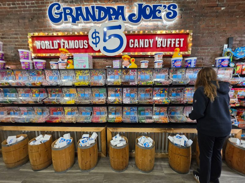 The 5 dollar Fill a Box buffet