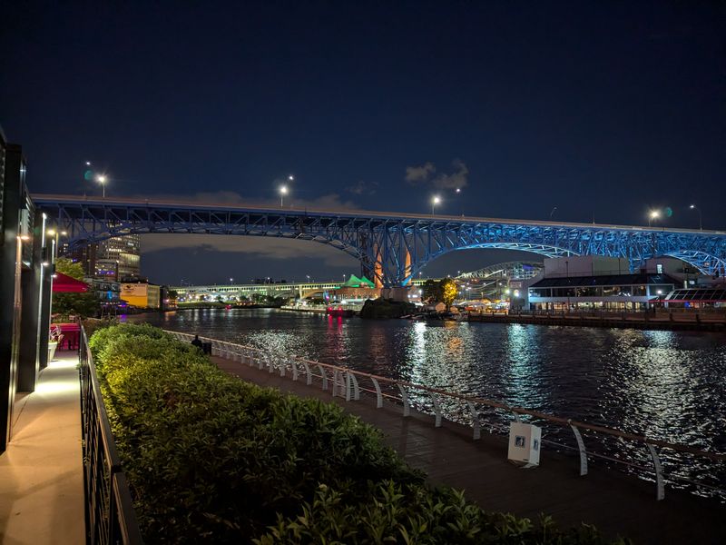 Riverside First Impressions: Setting, Vibe, and Timing