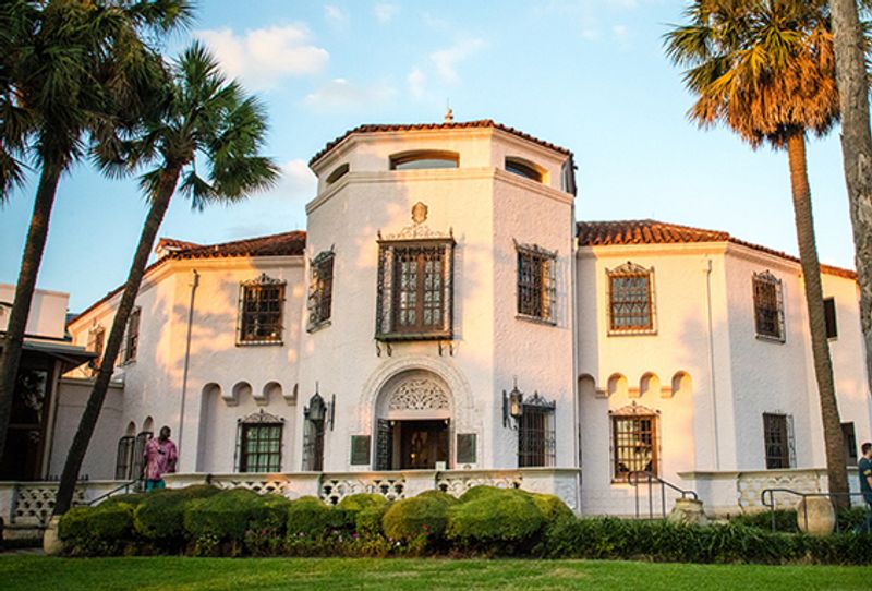 Villa First Impressions: The Spanish Colonial Revival Setting