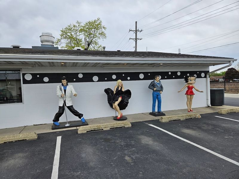 Life-Sized Celebrity Statues and Photo Ops