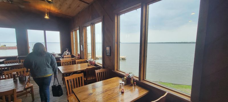 Atmosphere and seating by the reservoir