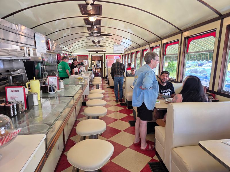 Navigating the rush: seating, service style, and timing