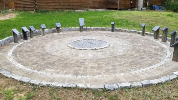 10 Charming Roadside Oddities That Make New Hampshire Memorable