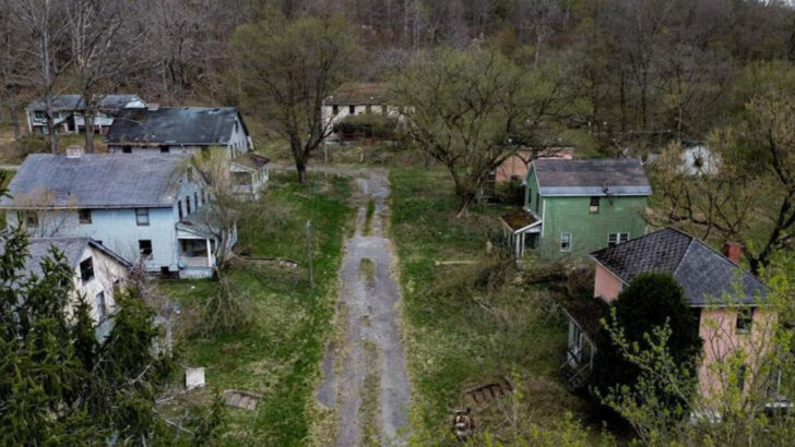 9 Forgotten Ghost Towns In Pennsylvania That Still Give Visitors The Chills